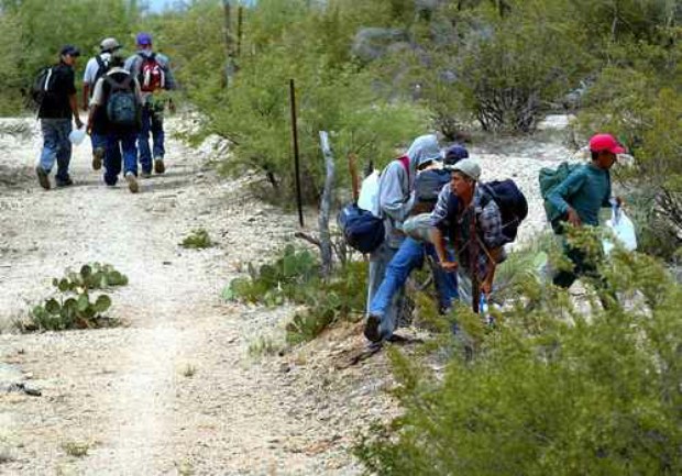 Adultos migrantes cruzan la frontera hacia Estados Unidos. Foto: Ap