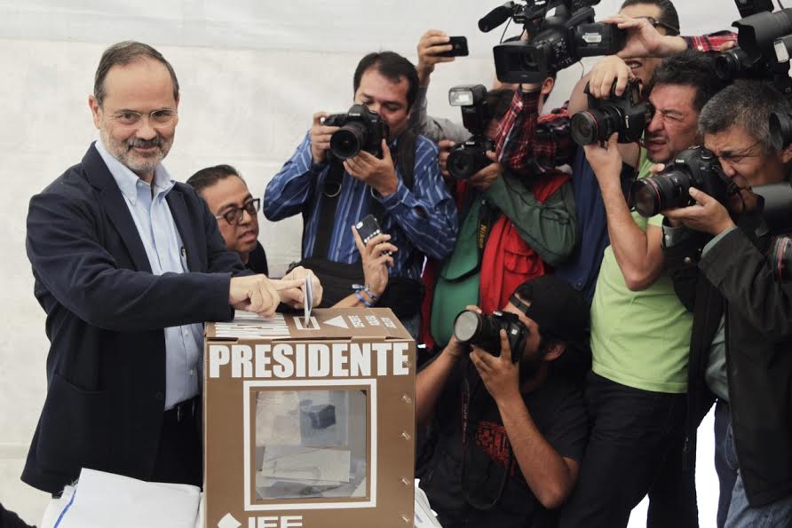 El candidato a la dirigencia nacional del PAN al momento de emitir su voto. Foto: Marco Peláez