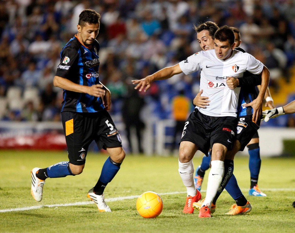 Partido entre los Gallos Blancos de Querétaro y los Rojinegros del Atlas, durante la Clausura 2014 de la Liga MX, en el estadio La Corregidora. Foto Notimex