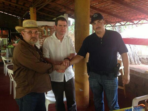 Hipólito Mora, fundador de las autodefensas de la Ruana, estrecha la mano a 'El Americano', su sucesor al frente del grupo civil armado y uno de los responsables de su detención en marzo pasado. Foto tomada de la cuenta de Twitter @Comisionadomich