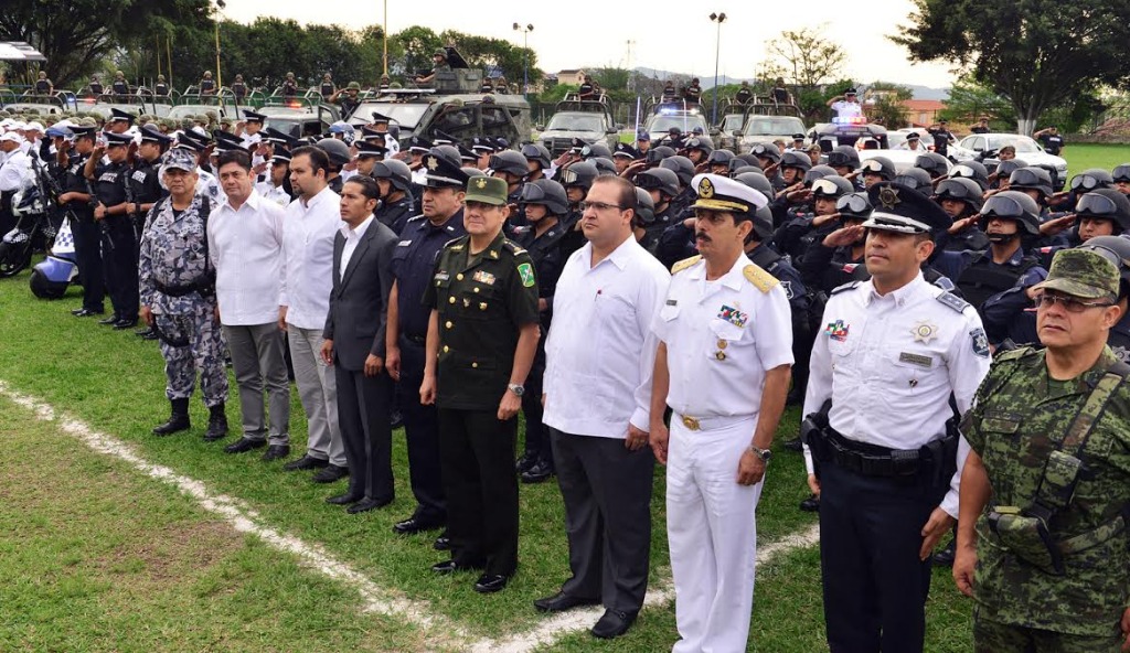 Javier Duarte, gobernador de Veracruz (al centro) se reunió con elementos de seguridad en el Club Azucareros, en Córdoba.