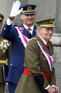 El futuro Felipe VI y su padre, Juan Carlos I, durante la Pascua Militar celebrada el pasado 6 de enero en MadridFoto Ap