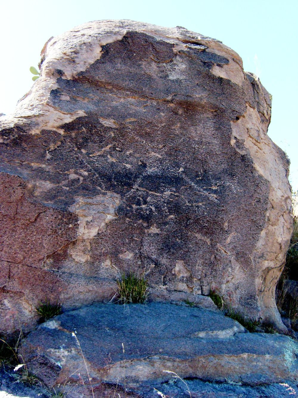Pintura rupestre. Abrigo rocoso en el sitio La Ferrera, Durango. Foto Centro INAH Durango