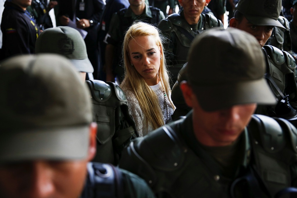 Lilian Tintori, esposa del líder opositor, Leopoldo López, entra a la corte dónde se realiza el juicio de su esposo. Foto Reuters