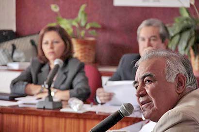 Intervención de Saúl Robles Soto ante diputados y la secretaria de Economía del estado ■ FOTO: ERNESTO MORENO