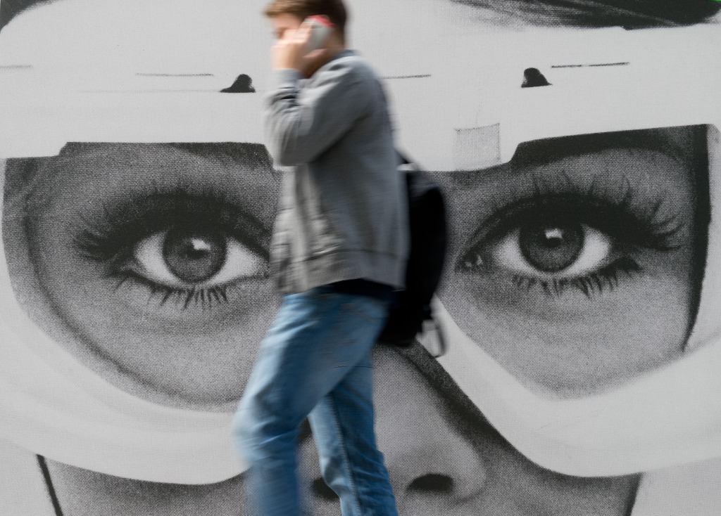 Según Snowden la NSA recopiló más de 50 mil imágenes para utilizar programas de reconocimiento facial. Imagen publicitaria en Alemania. Foto Ap