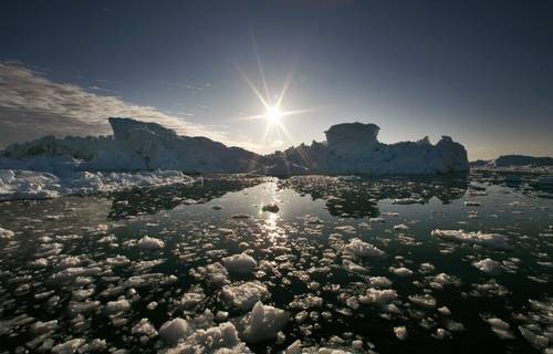 Los icebergs en Groenlandia se derriten de forma más rápida que la prevista. Foto Reuters