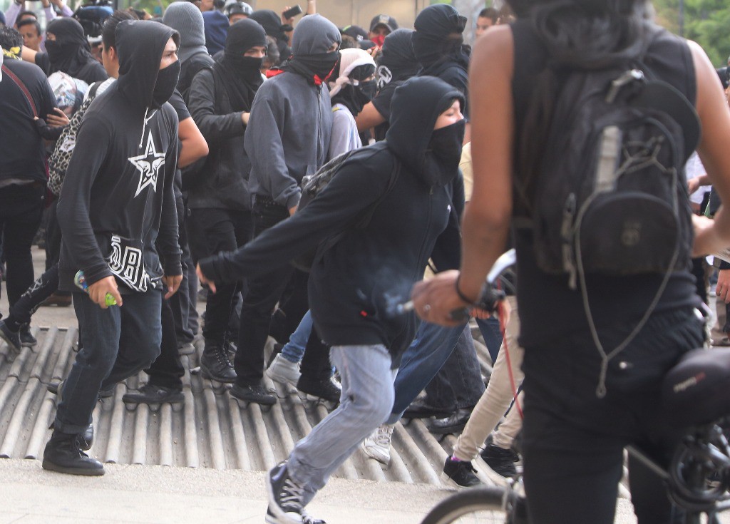 Jóvenes, con el rostro cubierto, golpearon y agredieron con piedras y palos a comunicadores durante una manifestación el pasado 10 de junio en la ciudad de México. Foto: La Jornada
