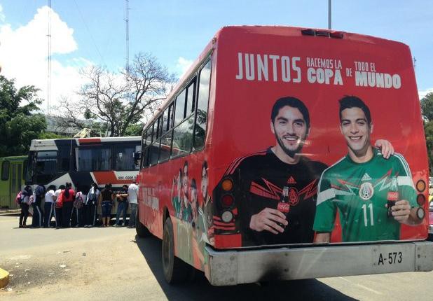 Alumnos de la ENBIO, apoyados por estudiantes de la ENEPO retuvieron 10 unidades del transporte público. Foto Jorge A. Pérez Alfonso
