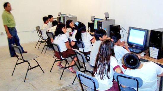 En el estado, solamente 296 de las 4 mil 25 escuelas de educación básica cuentan con Internet ■ foto: La Jornada Zacatecas