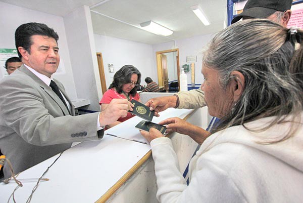 El exceso de citas para el trámite de pasaportes se debe a que muchos de éstos han perdido su vigencia, comentan ■ foto: La Jornada Zacatecas