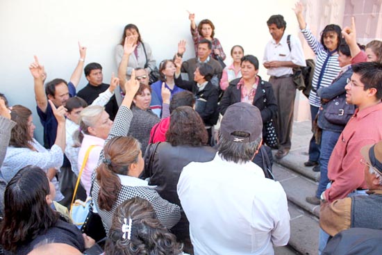 Siguen las manifestaciones de los maestros ante medidas hacendarias ■ foto: MIGUEL ANGEL NUÑEZ