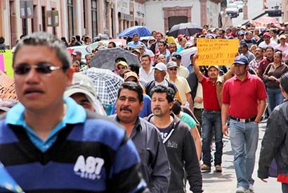 Los maestros se han manifestado en la ciudad para exigir el reembolso del “excesivo cobro del ISR” ■ foto: La Jornada Zacatecas