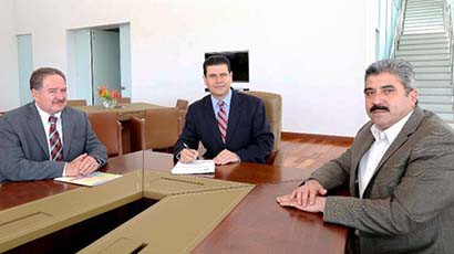 El gobernador Miguel Alonso Reyes firmó el decreto gracias al cual entra en vigor la nueva ley ■ FOTO: LA JORNADA ZACATECAS