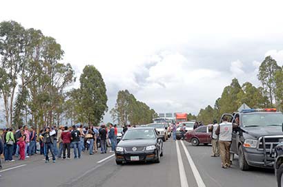 Inconformes bloquearon parcialmente la carretera federal 45, donde sólo permitieron el tránsito en un carril ■ FOTO: ANDRÉS SÁNCHEZ