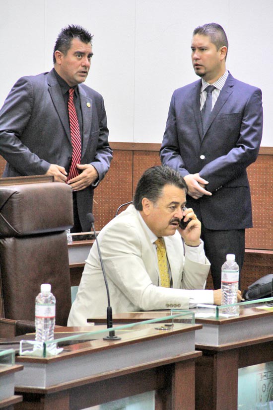 El diputado José Luis Figueroa (de pie a la izquierda) estaría presentando denuncia la semana entrante, dijo ■ FOTO: ANDRÉS SÁNCHEZ