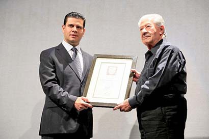 De manos del gobernador del estado, López Tarso recibió un reconocimiento por su aportación al corrido mexicano ■ FOTOS: LA JORNADA ZACATECAS