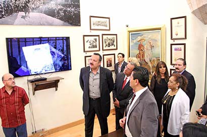 La familia Aguilar realizó un recorrido de la sala, en compañía del gobernador del estado, funcionarios públicos, invitados y admiradores ■ foto: andrés sánchez