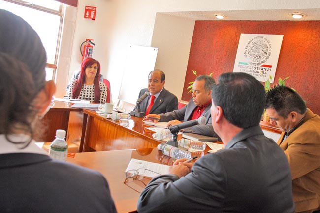 El secretario de Administración, Le Roy Barragán, se presentó ante una comisión especial de diputados ■ foto: ernesto moreno