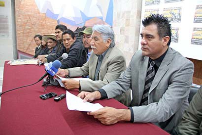 En uso de la voz, José Santos Cervantes, líder del Frente Social por la Soberanía Popular de Zacatecas ■ foto: andrés sánchez