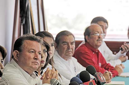 Juan Carlos Lozano (izquierda), líder estatal del tricolor, en conferencia de prensa ■ FOTO: ERNESTO MORENO