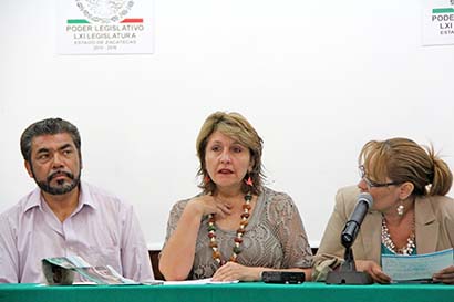 La diputada Eugenia Flores ofreció conferencia de prensa acompañada de representantes de organizaciones ■ foto: andrés sánchez