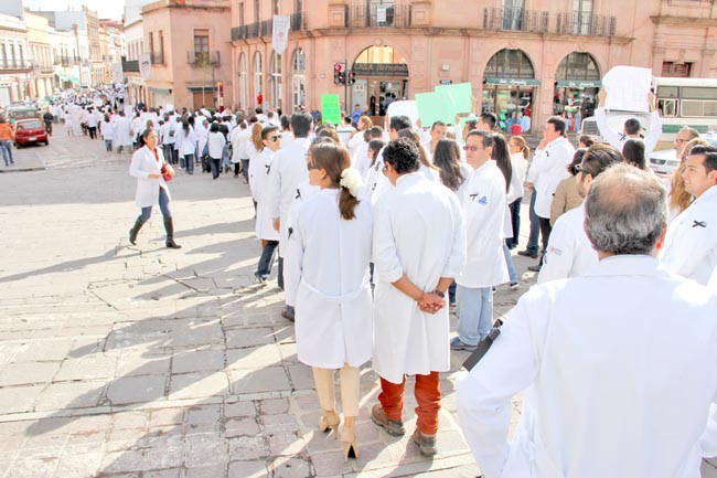 Buscan galenos de la capital que se constituya la Comisión Estatal de Arbitraje Médico. En la imagen, aspecto de la marcha ■ foto: andrés sánchez