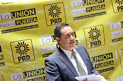 Gerardo Espinoza Solís, líder estatal del Sol Azteca, en el uso de la palabra ante los medios de comunicación ■ foto: andrés sánchez
