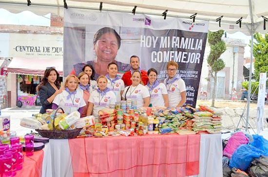 El acto de inicio de captación de alimentos no precederos lo encabezó la presidenta del SMDIF, Ana Elena Rojas Orcajo ■ foto: La Jornada Zacatecas