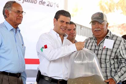 Miguel Alonso Reyes realizó gira de trabajo por el municipio de Luis Moya, donde hizo entrega de recursos de nueve subprogramas de Sumar. En total fueron aprobados por Gobierno Federal 100 mdp para la reconversión productiva en el agro zacatecano ■ fotos: La Jornada Zacatecas