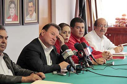 Juan Carlos Lozano, dirigente estatal del PRI, en conferencia de prensa ■ foto: ernesto moreno