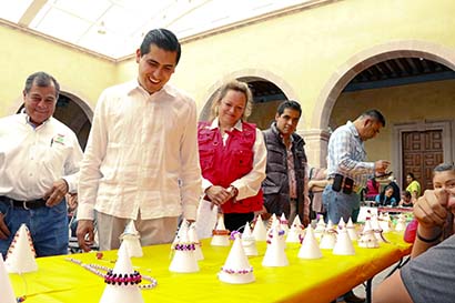 El alcalde Carlos Peña acudió a la clausura de los talleres y reconoció el esfuerzo, talento y disposición de las mujeres para participar en los cursos ■ foto: La Jornada Zacatecas