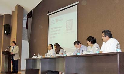 Aspectos de la reunión entre autoridades municipales y diputados federales ■ foto: La Jornada Zacatecas