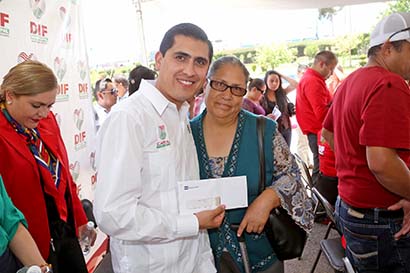 El presidente capitalino Carlos Peña asistió al evento, donde convivió con las beneficiarias ■ foto: La Jornada Zacatecas