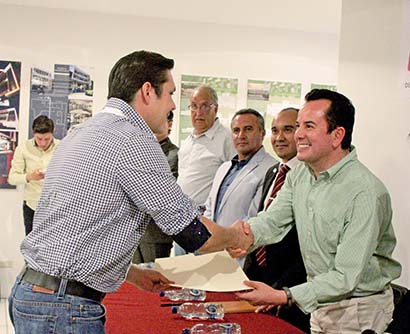 Benjamín Medrano Quezada lideró la entrega de cartas a 10 nuevos adeptos al Colegio de Arquitectos ■ foto: La Jornada Zacatecas