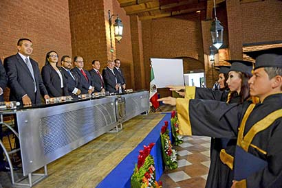 Tras la emotiva ceremonia los nuevos profesionales del derecho se incorporan a la vida laboral de El Mineral ■ fotos: La Jornada Zacatecas