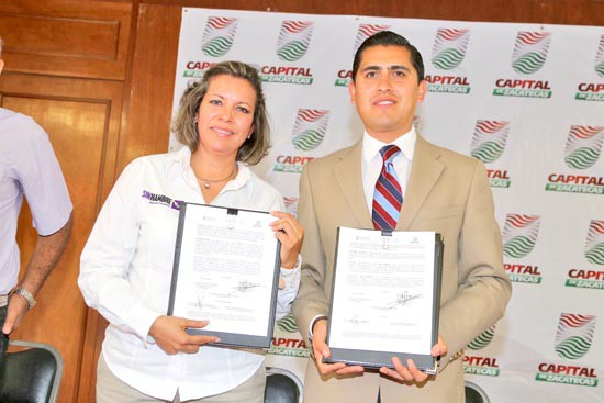 Patricia Frausto Ortiz, delegada estatal del Inapam, y Carlos Peña Badillo, en el acto protocolario ■ foto: La Jornada Zacatecas