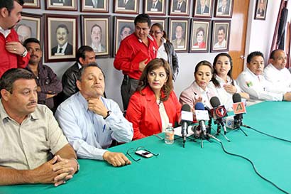“El partido dura 90 minutos y la marcha de México es de 24 horas constantes”, señaló la secretaria del Revolucionario Institucional, Laura Herrera (al centro), ante los medios informativos ■ FOTO: ANDRÉS SÁNCHEZ