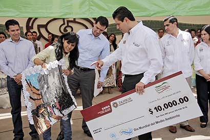 El gobernador encabezó el acto oficial en el parque recreativo La Encantada; entregó premios ■ foto: Ernesto Moreno