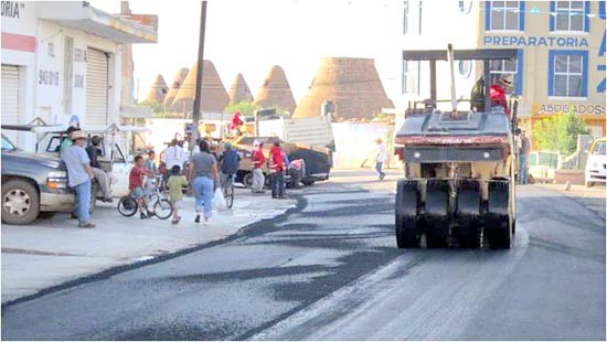 Se realizan acciones de bacheo y reposición de pavimento en el acceso principal ■ FOTO: LA JORNADA ZACATECAS