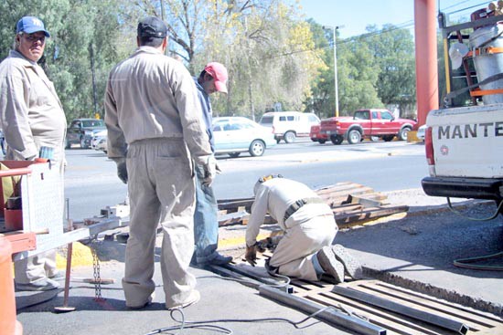 La corporación apoya en el destape de coladeras ■ foto: La Jornada Zacatecas