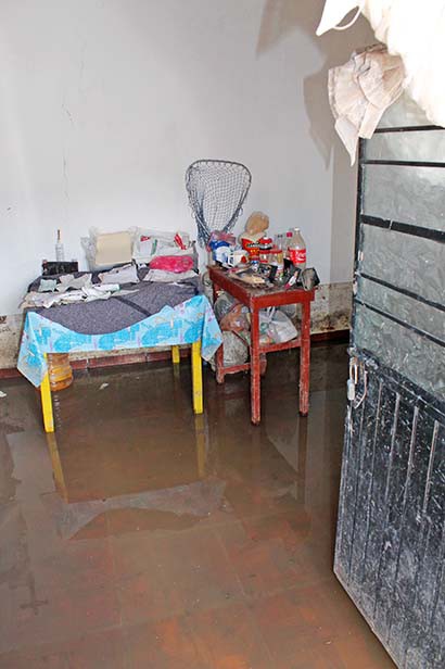El agua invadió al menos 20 casas ■ FOTOS: RAFAEL DE SANTIAGO