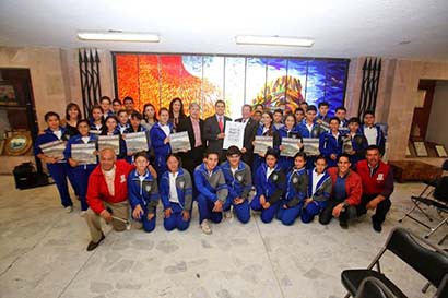 Los 20 niños que integran el bando son estudiantes del Centro Educativo Integrado Roberto Cabral del Hoyo ■ foto: La Jornada Zacatecas