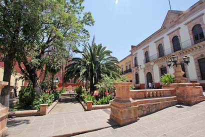 Este año se ejercerán 15 mdp para mantenimiento de plazas y jardines, señaló el presidente municipal de Zacatecas. En la imagen, el jardín Juárez de la capital del estado ■ FOTO: LA JORNADA ZACATECAS