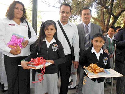 Evelyn Clarisa Rodríguez Salas y Valeria Soriano Ortiz recibieron reconocimientos ■ foto: La Jornada Zacatecas