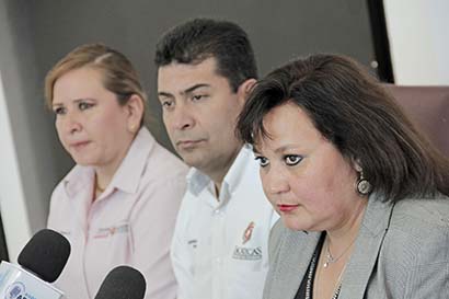 Alma Fabiola Rivera, titular de la Secretaría del Agua y Medio Ambiente, ofreció una conferencia de prensa ■ foto: ernesto moreno