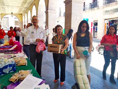 Este viernes, alrededor de 30 promotores recibieron los apoyos por parte de la sociedad, en el Portal de Rosales, ubicado en el Centro Histórico de la capital ■ foto: La Jornada Zacatecas