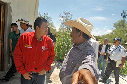El alcalde Roberto Luévano hizo un recorrido por la comunidad de Noria de la Soledad ■ fotos: LA JORNADA ZACATECAS