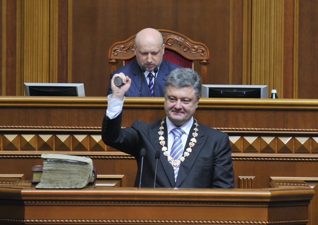 Petro Poroshenko prometió en su discurso de investidura como presidente de Ucrania mantener la unidad de su país, amenazado por la insurrección separatista en el este. Foto Xinhua
