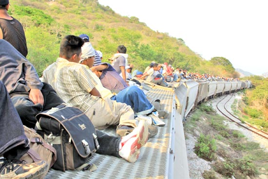 Tras firmarse el TLC -explica García Zamora- no se cumplieron las expectativas para que se redujera la migración, y por el contrario, hubo 500 mil desempleados, un millón de subempleados y la necesidad de un millón de nuevos empleos al año. La tentativa para el control fronterizo no redujo la migración, y a pesar que Estados Unidos ha gastado más de 40 mil millones de dólares en militarizar la frontera norte, la contención de ese fenómeno ha fracasado ■ FOTO: La Jornada Zacatecas